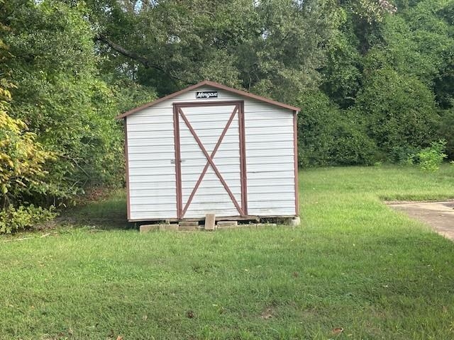 344 Dixie Road Memphis, TN 38109 - Photo 3 of 8 a view of a house with backyard and garden