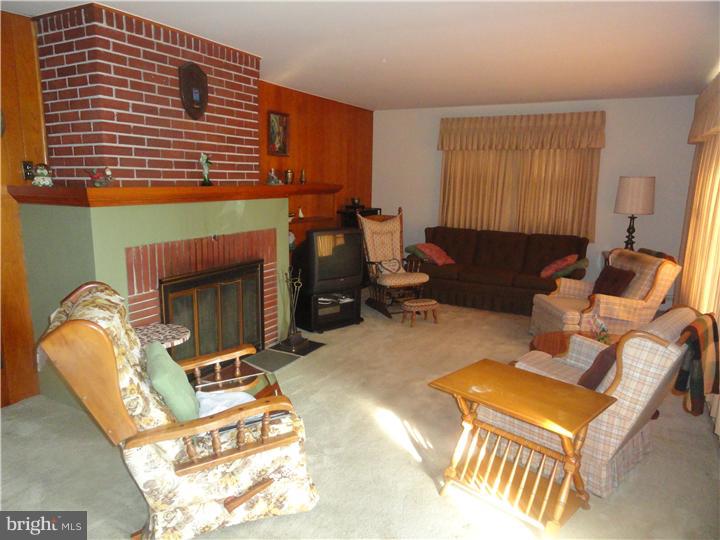 33 Main Road Hammonton, NJ 08037 - Photo 5 of 23 Living Room