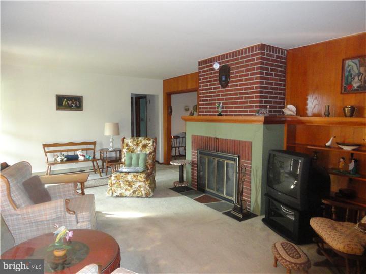 33 Main Road Hammonton, NJ 08037 - Photo 6 of 23 Living Room