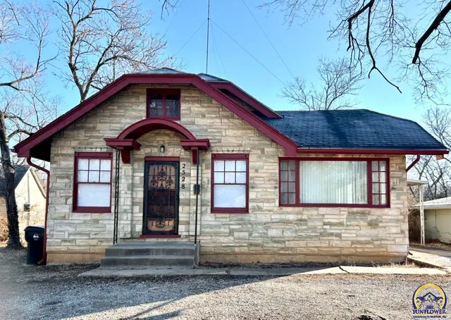 $134,900 | 2528 Southwest Washburn Avenue, Topeka, KS 66611