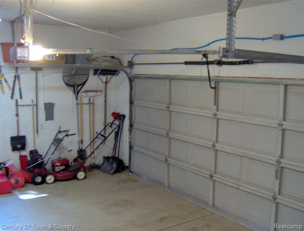 9550 Ridge Top Trail Clarkston, MI 48348 - Photo 25 of 25 GARAGE.