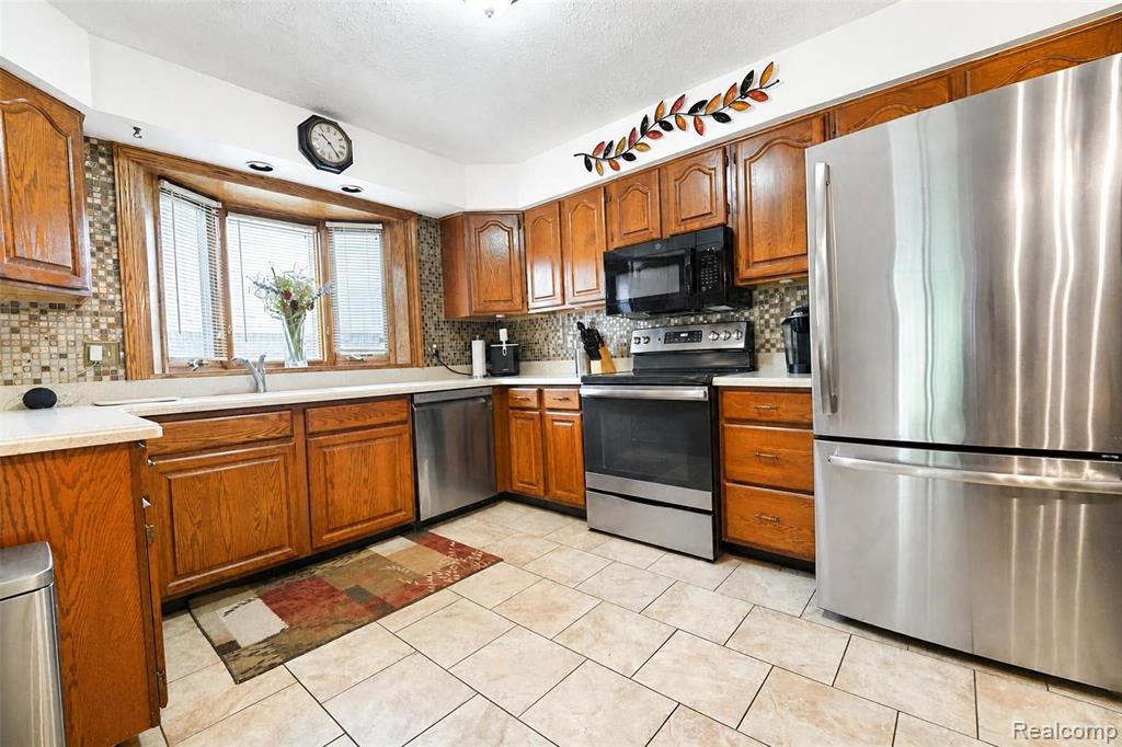 41768 Hanford Road Canton, MI 48187 - Photo 4 of 28