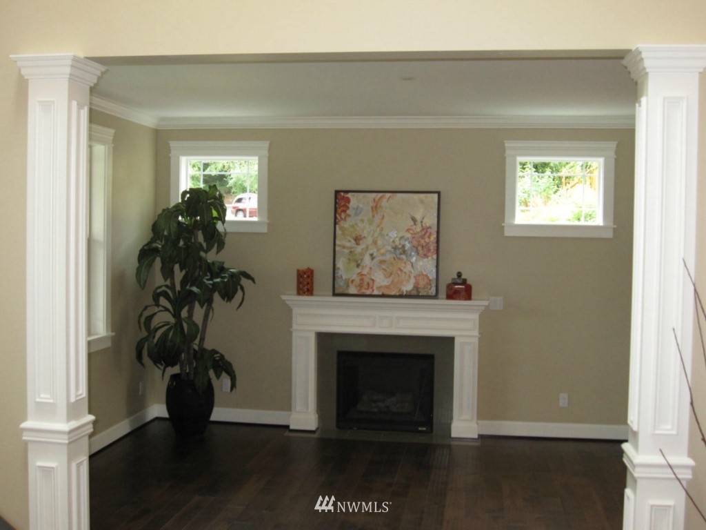5615 Northeast 24th Street Renton, WA 98059 - Photo 3 of 25 Gallery Image 3
