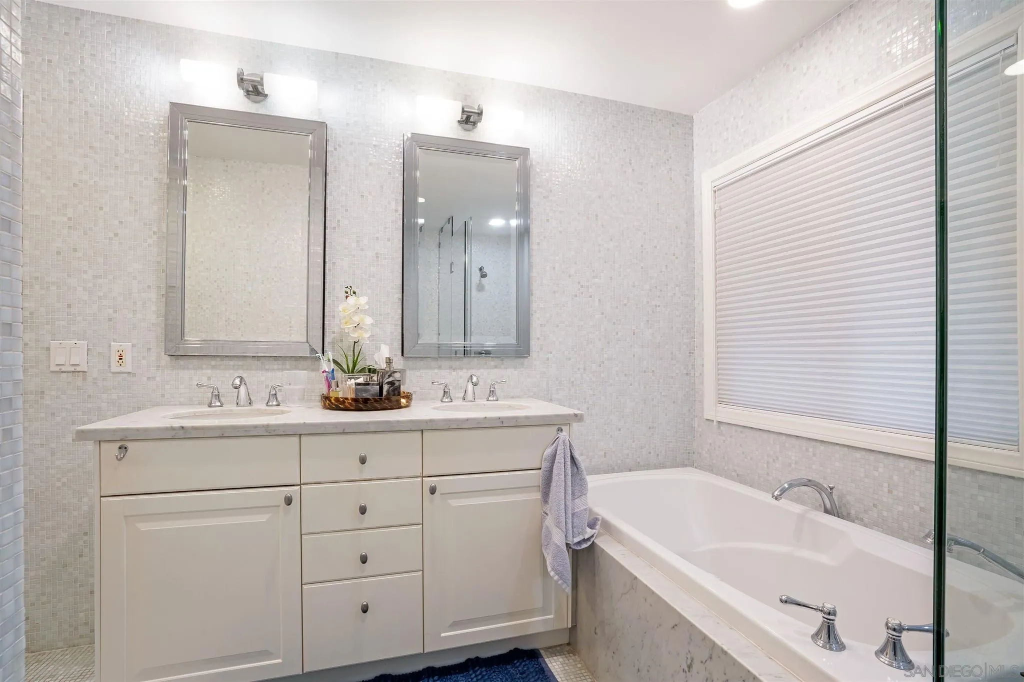 7356 Rue Michael La Jolla, CA 92037 - Photo 24 of 48 a bathroom with a sink and a bathtub