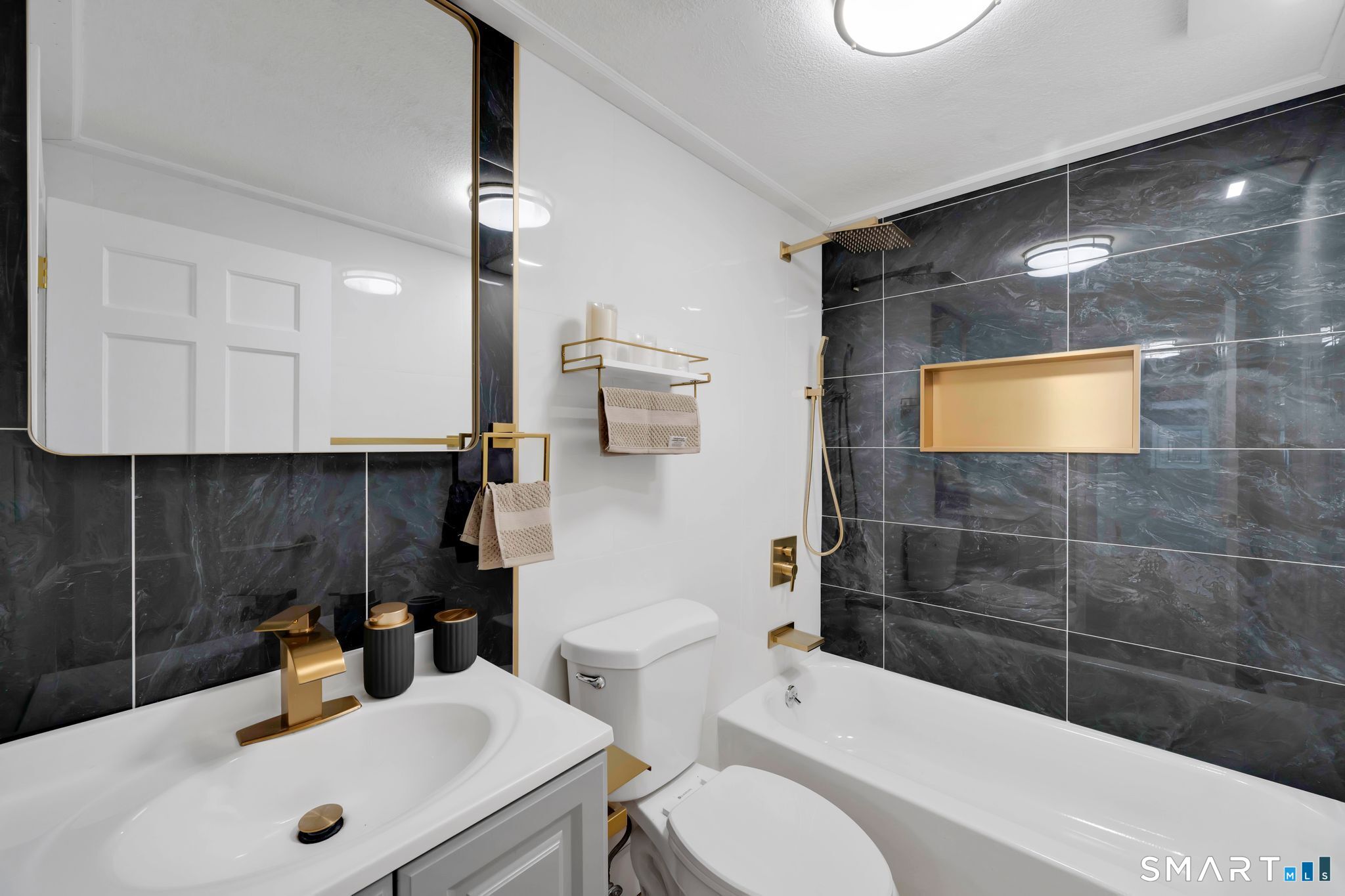 52 Vineyard Road North Haven, CT 06473 - Photo 13 of 24 Main level bathroom