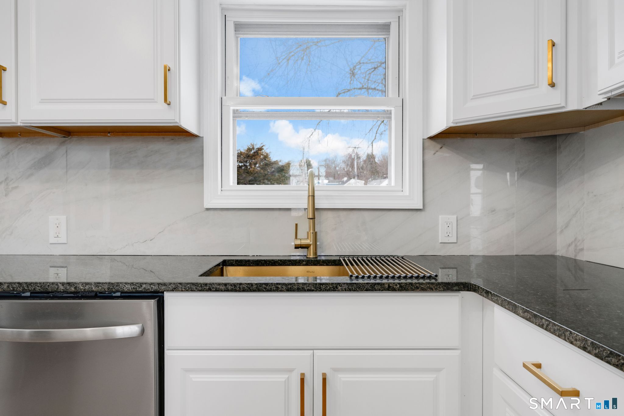 52 Vineyard Road North Haven, CT 06473 - Photo 4 of 27