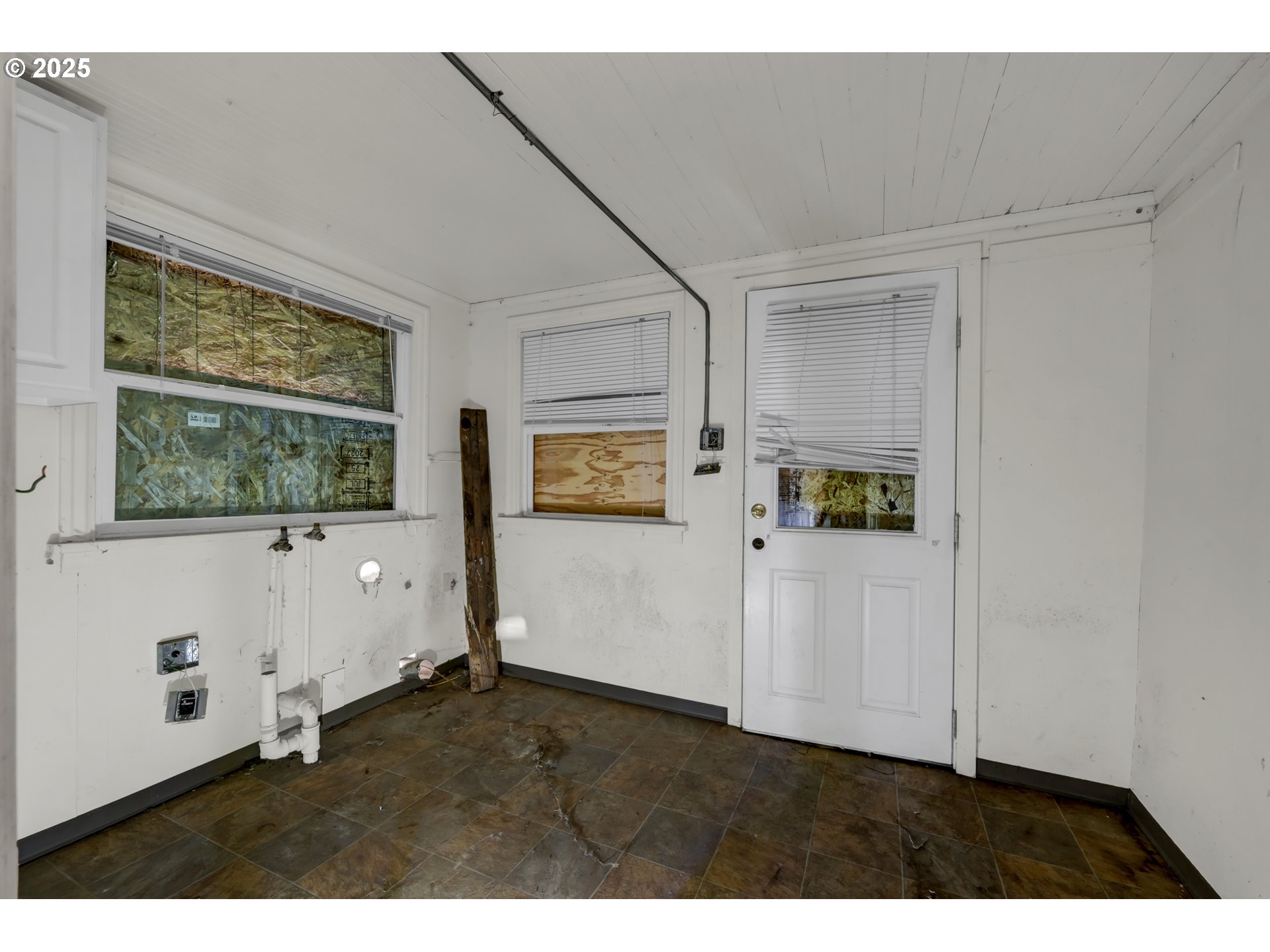 168 North Cleveland Street Eugene, OR 97402 - Photo 14 of 40 a view of workspace with window