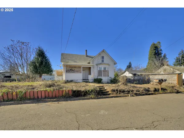 a view of front of house with a yard