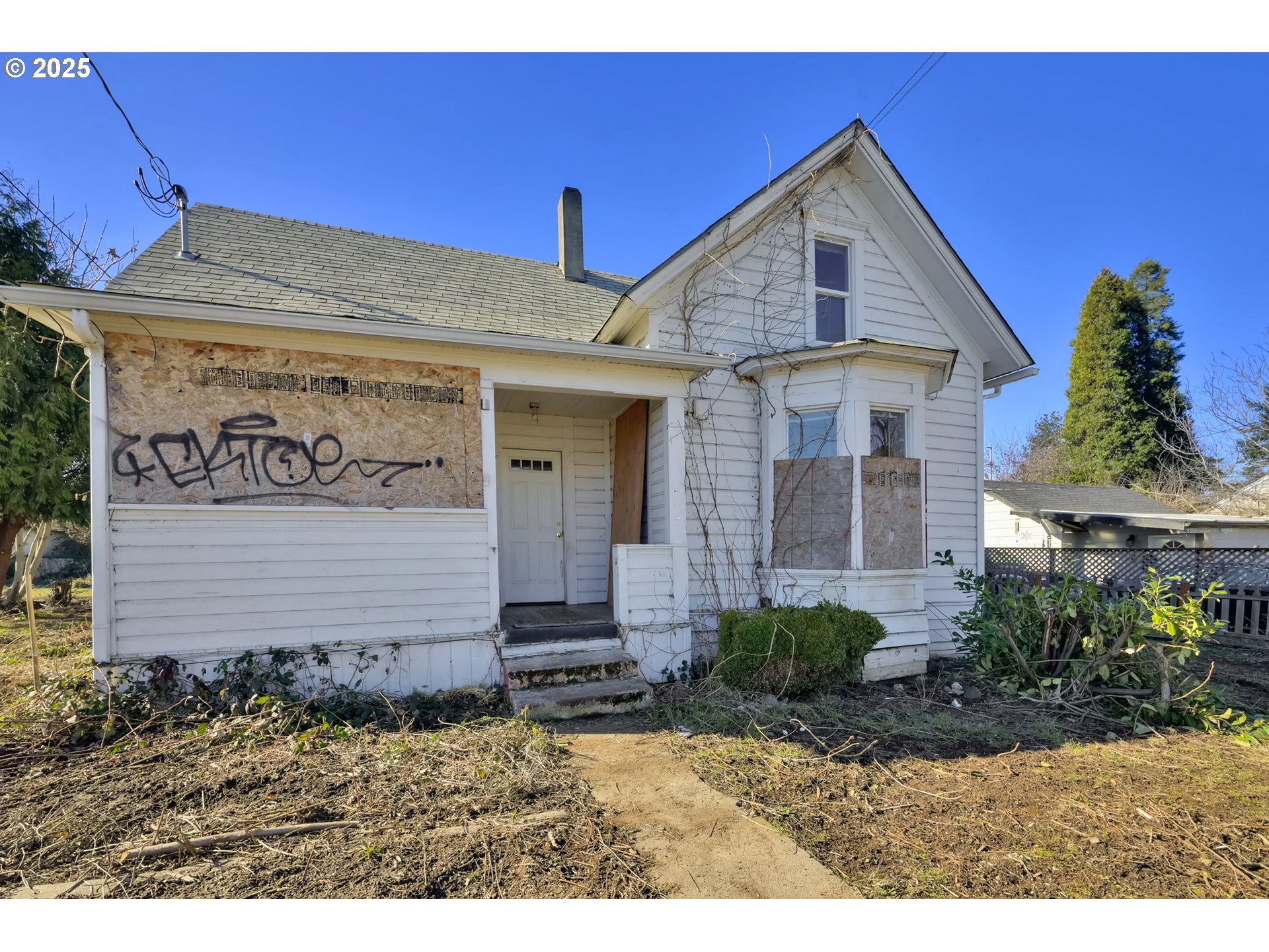 168 North Cleveland Street Eugene, OR 97402 - Photo 4 of 40 a front view of a house with a garden