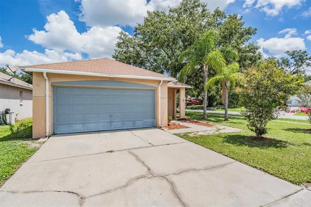 a view of a house with backyard and garden