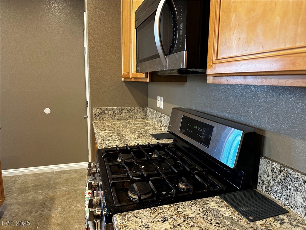 1004 Crescent Falls Street Henderson, NV 89011 - Photo 8 of 40 Photo taken prior to last tenant moving in