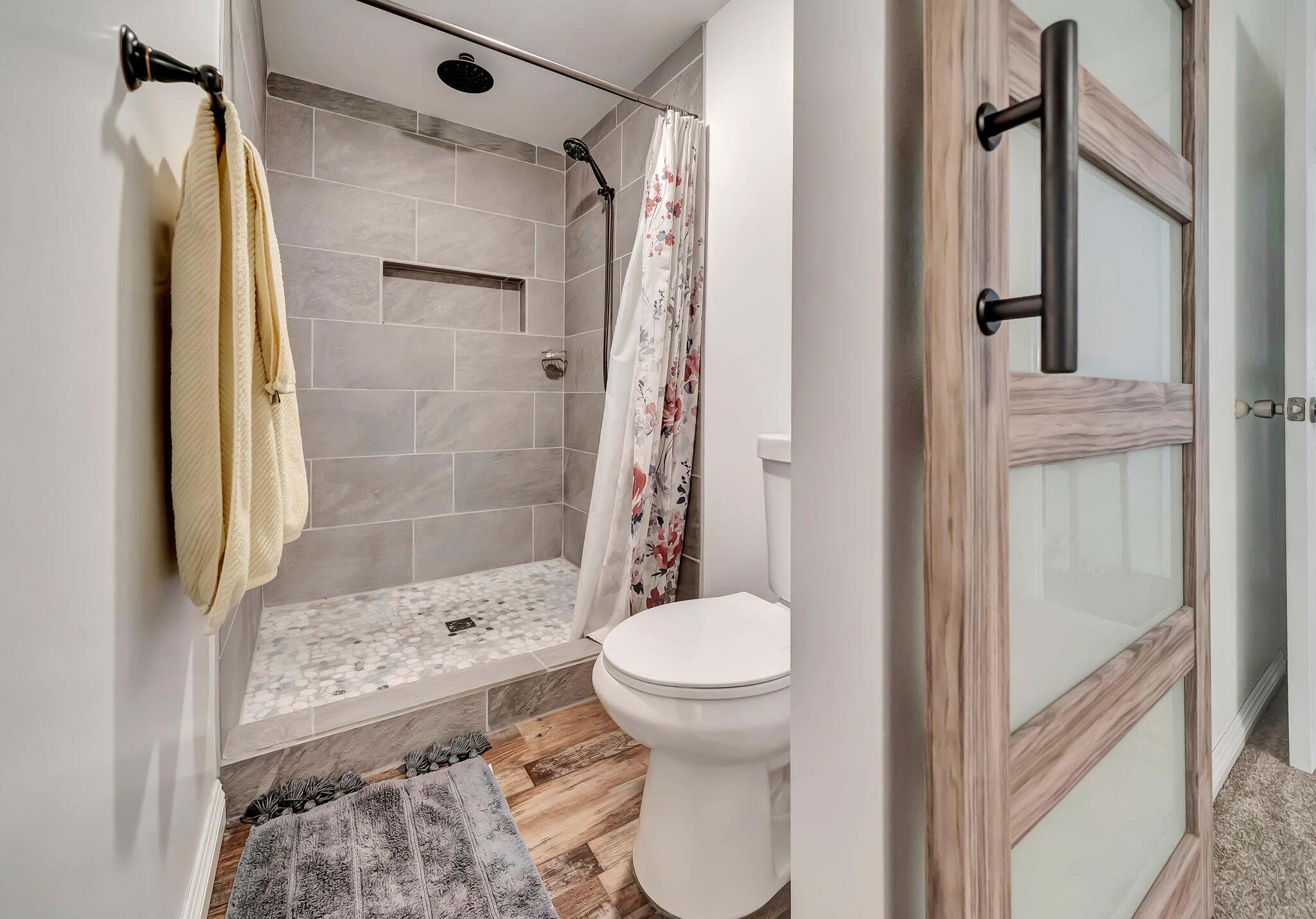 209 North Sunland Drive Ridgecrest, CA 93555 - Photo 24 of 51 a bathroom with a sink toilet and shower