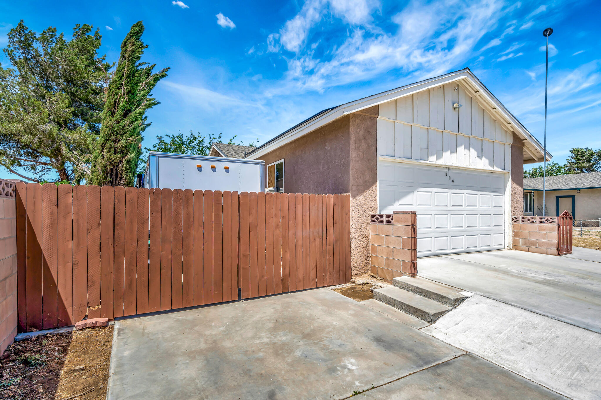 209 North Sunland Drive Ridgecrest, CA 93555 - Photo 50 of 51 a backyard of a house