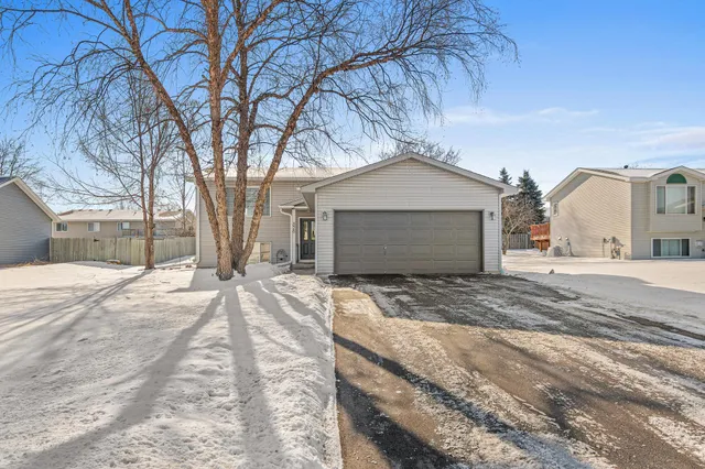 $375,000 | 326 Braeburn Drive, Shakopee, MN 55379