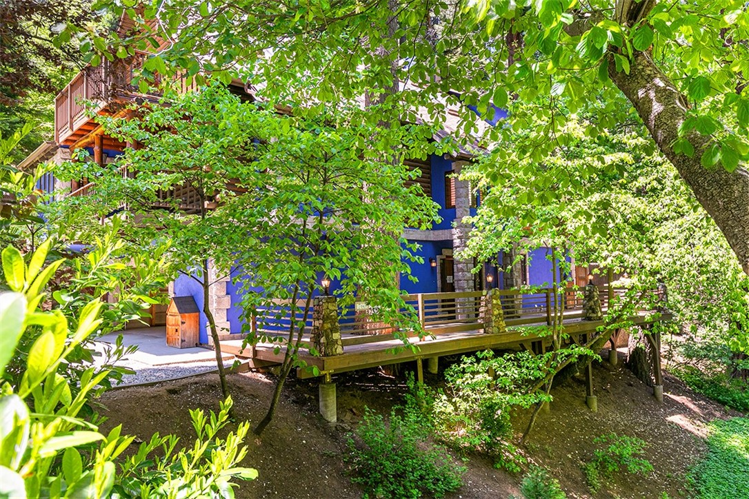 760 Kuffel Canyon Road Lake Arrowhead, CA 92385 - Photo 23 of 24 a backyard of a house with lots of green space