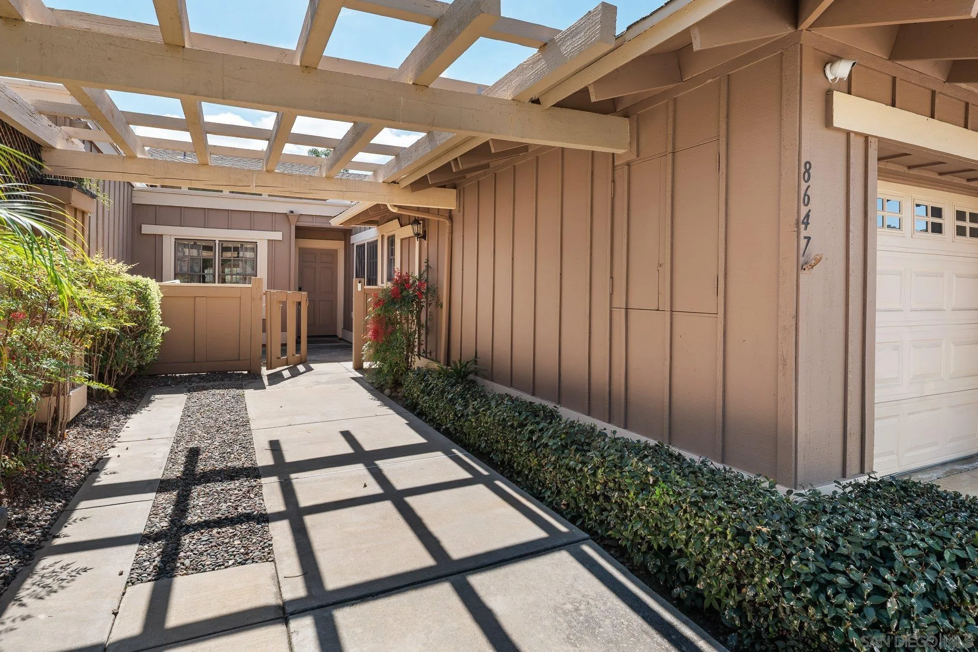 8647 Circle R Valley Lane Escondido, CA 92026 - Photo 3 of 39