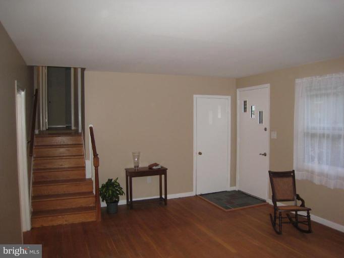 125 Ridgefield Road Lutherville-Timonium, MD 21093 - Photo 2 of 17 Living Room