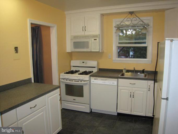 125 Ridgefield Road Lutherville-Timonium, MD 21093 - Photo 5 of 17 Kitchen