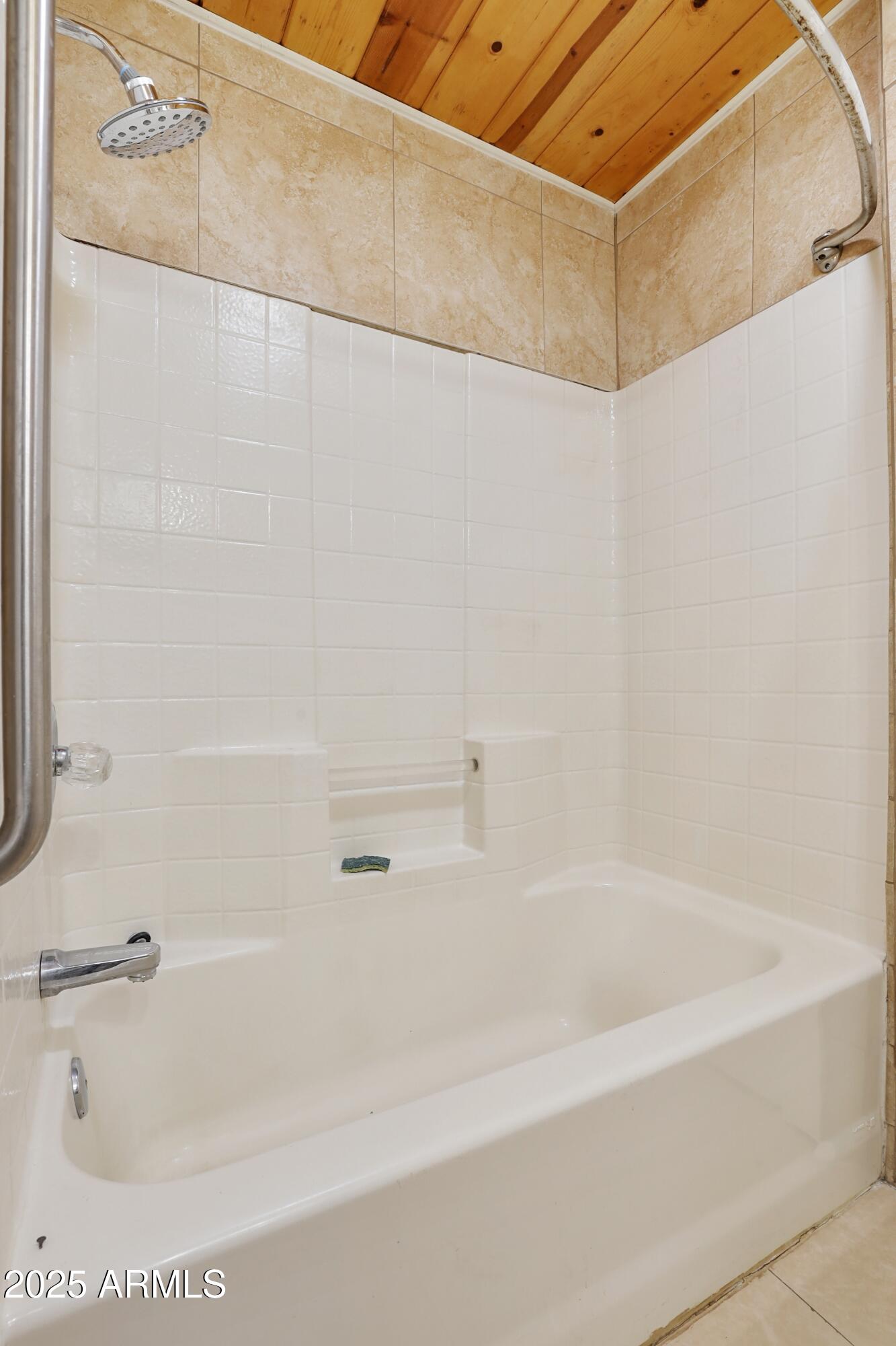 809 North Colcord Road Payson, AZ 85541 - Photo 20 of 34 a close up of a bathtub