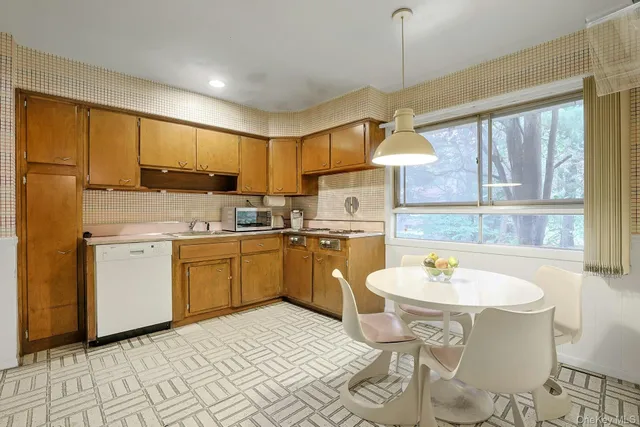 $895,000 | 129 Hillandale Drive, New Rochelle, NY 10804