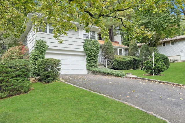 $895,000 | 129 Hillandale Drive, New Rochelle, NY 10804