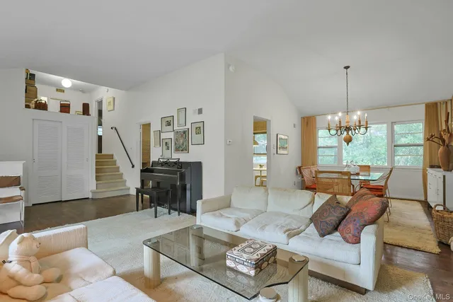 $895,000 | 129 Hillandale Drive, New Rochelle, NY 10804