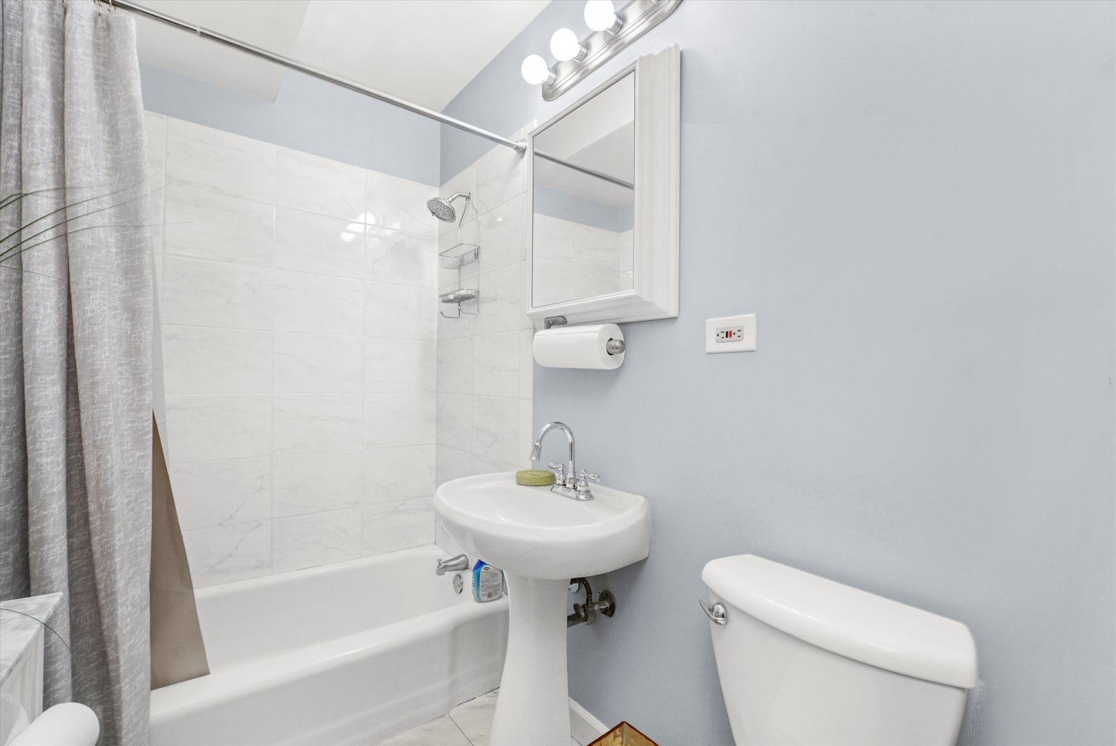 8119 South Paulina Street Chicago, IL 60620 - Photo 7 of 19 a bathroom with a sink a toilet and a bathtub