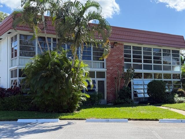 2600 Southeast Ocean Boulevard, Unit JJ2 Stuart, FL 34996 - Photo 2 of 29 a front view of a house with a garden