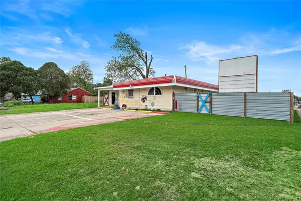 a view of an outdoor space yard patio and entertaining space