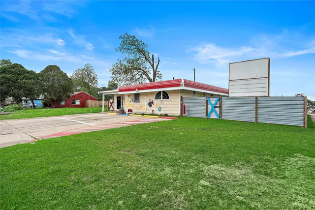 a view of an outdoor space yard patio and entertaining space