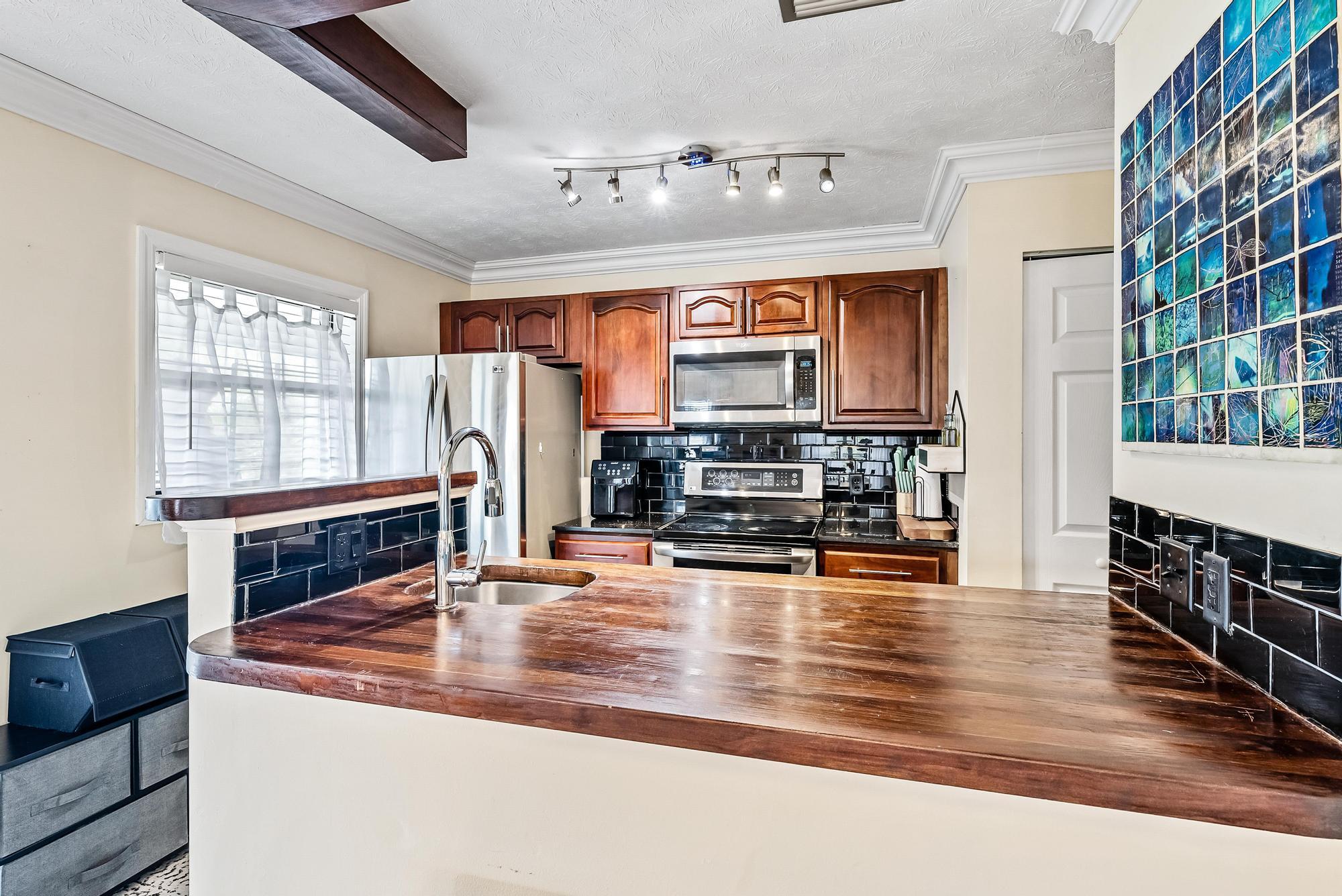 6535 Southeast Federal Highway, Unit 204 Stuart, FL 34997 - Photo 3 of 27 Kitchen