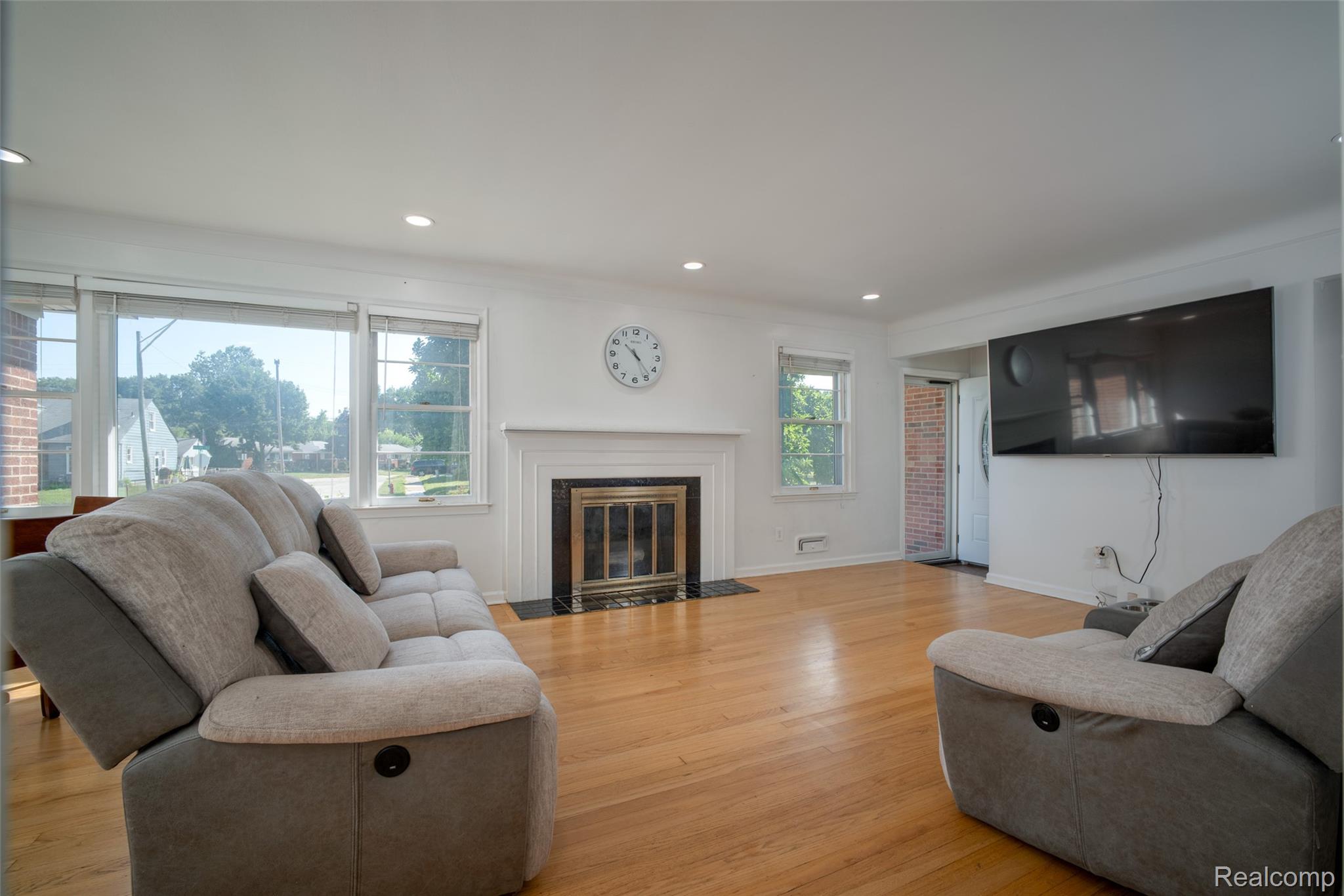 2731 Crooks Road Royal Oak, MI 48073 - Photo 4 of 33 4.jpg