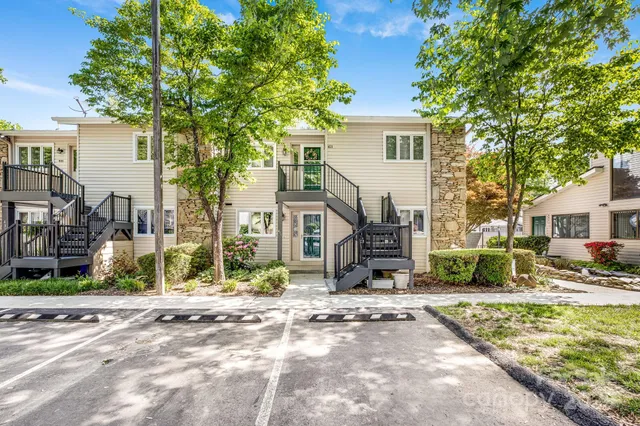 $299,999 | 411 Britton Creek Drive, Unit 401, Hendersonville, NC 28791
