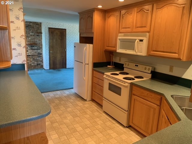 385 South 68th Place Springfield, OR 97478 - Photo 8 of 17