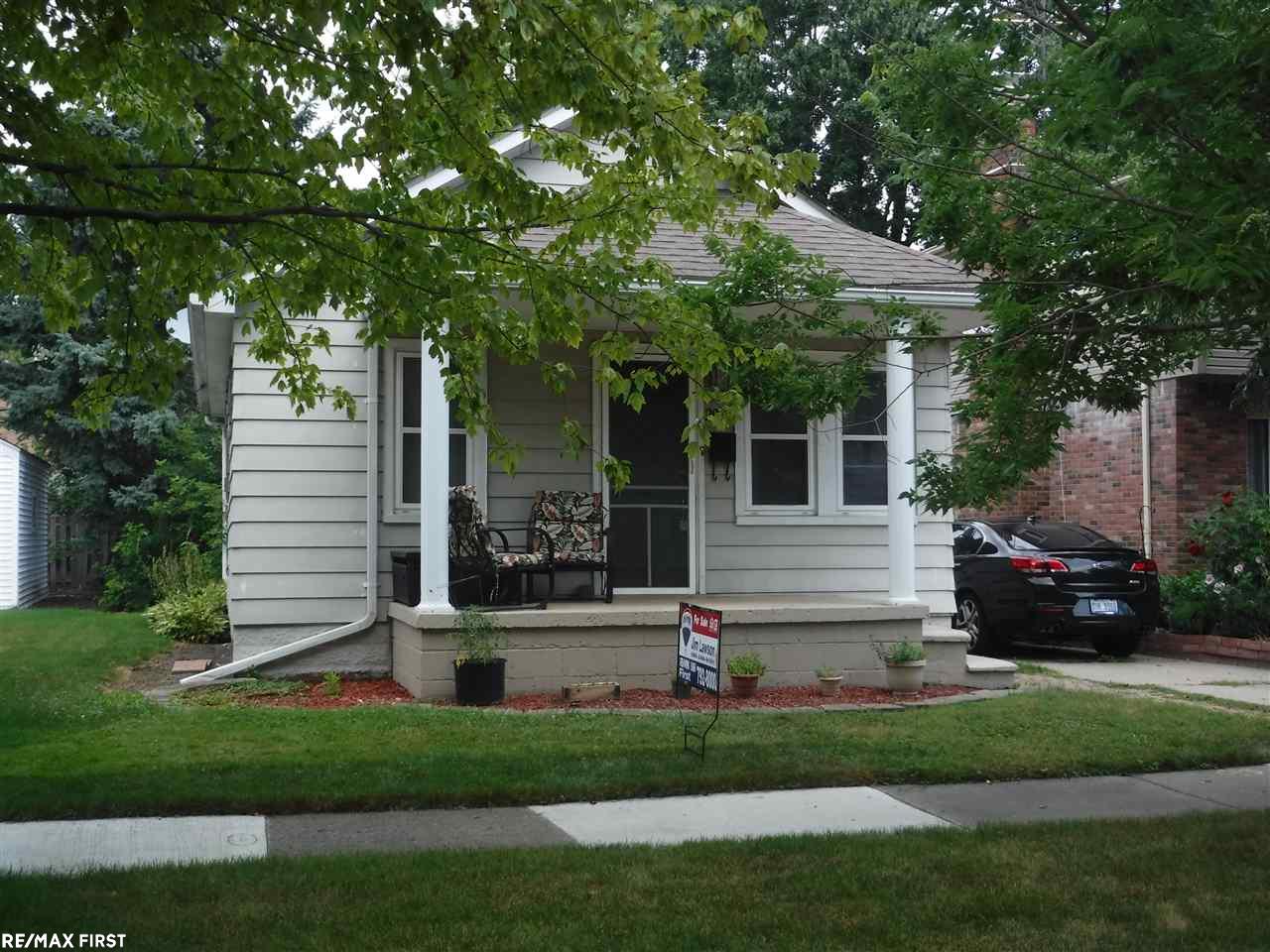 2030 Roslyn Road Grosse Pointe Woods, MI 48236 - Photo 1 of 7