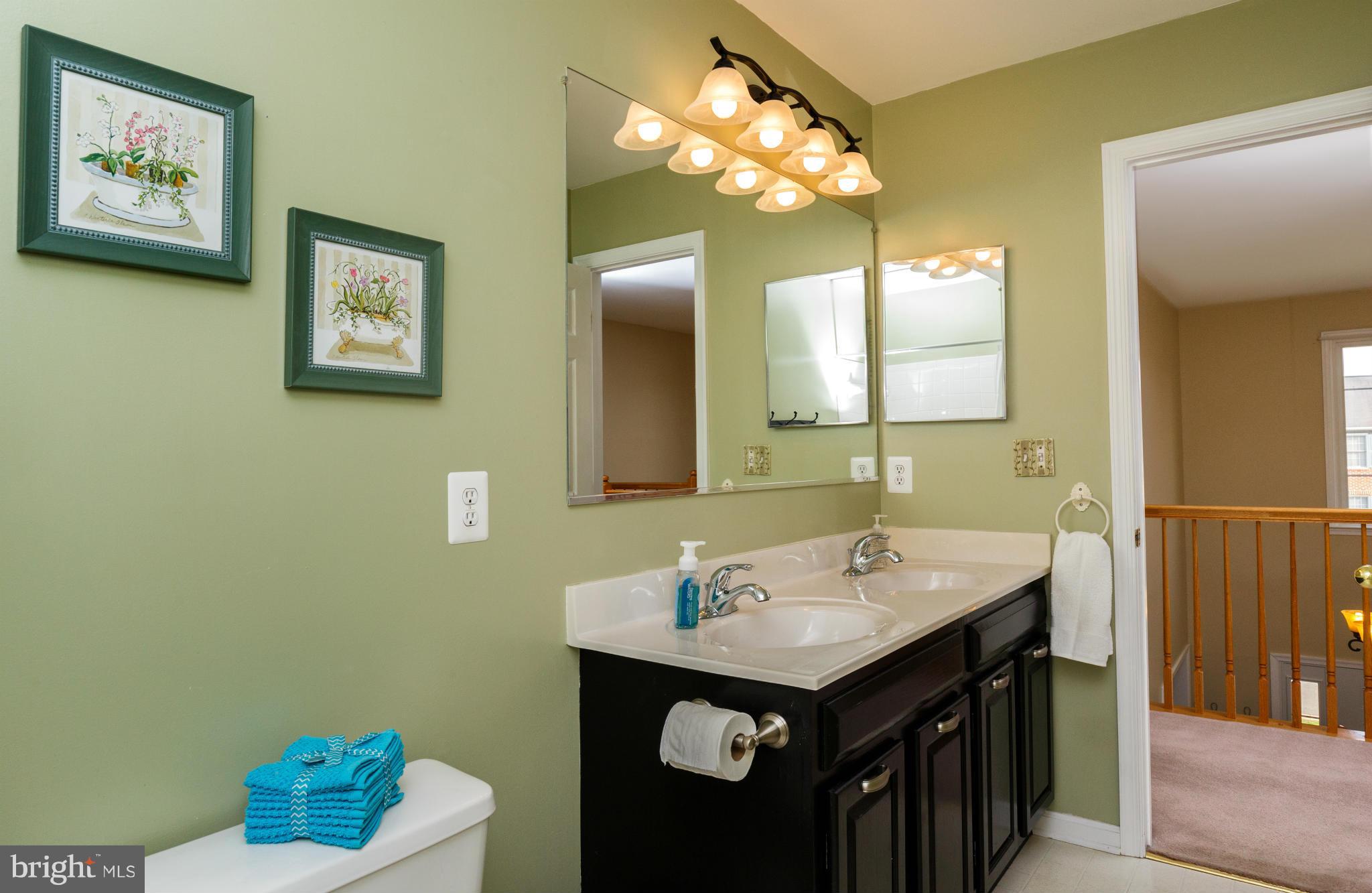 9366 River Crest Road Manassas, VA 20110 - Photo 23 of 30 Upstairs bathroom to share!