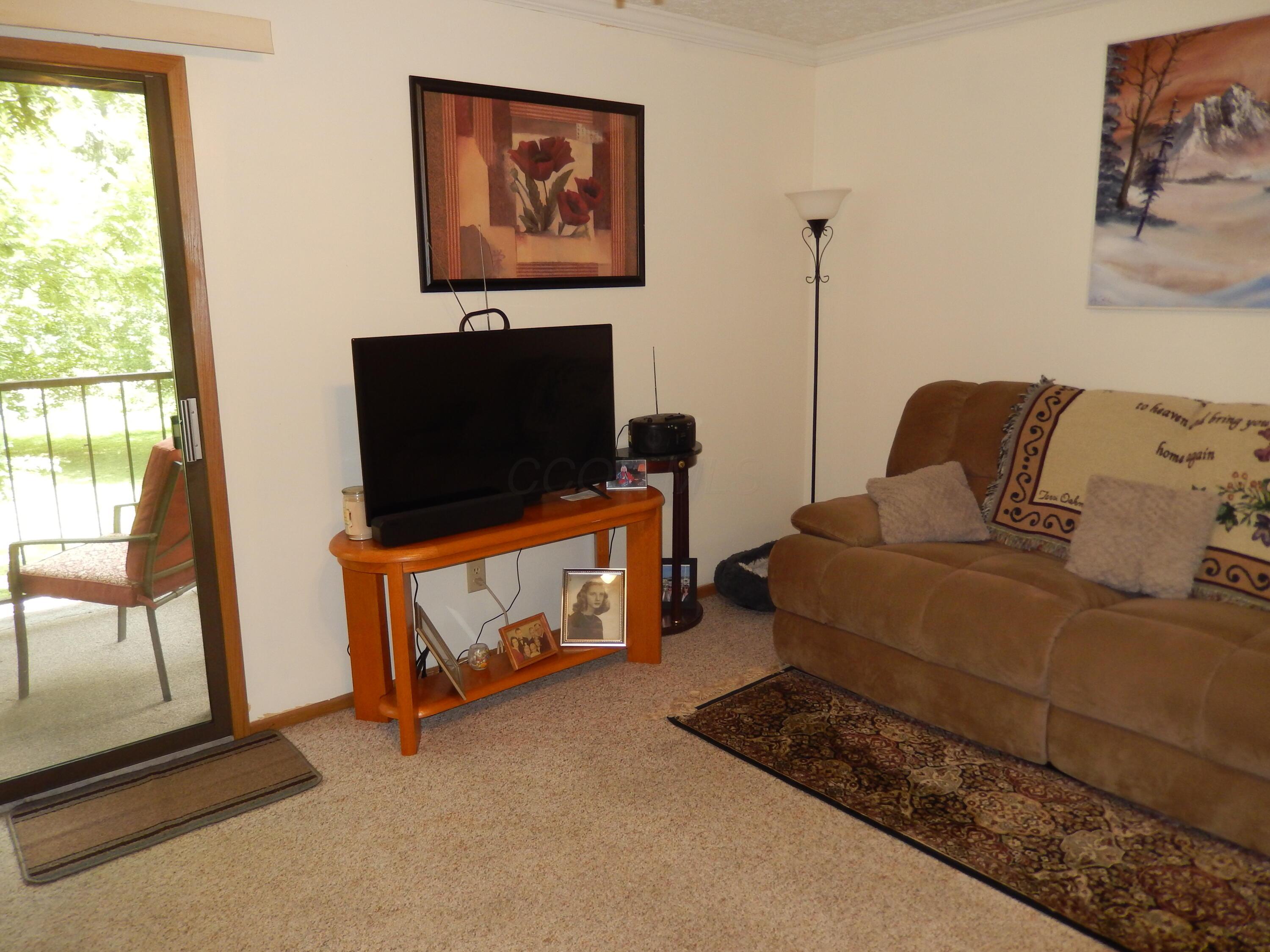 3965 Karl Road, Unit 208 Columbus, OH 43224 - Photo 12 of 30 Living Room