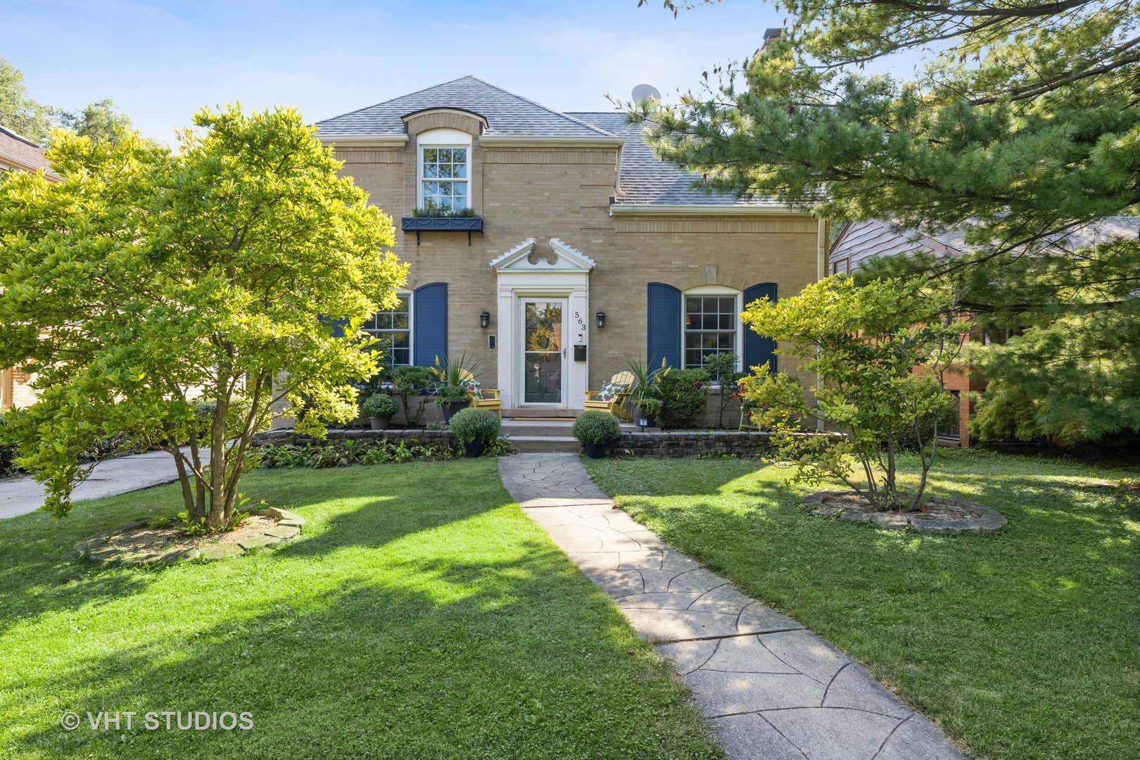563 Selborne Road Riverside, IL 60546 - Photo 2 of 19