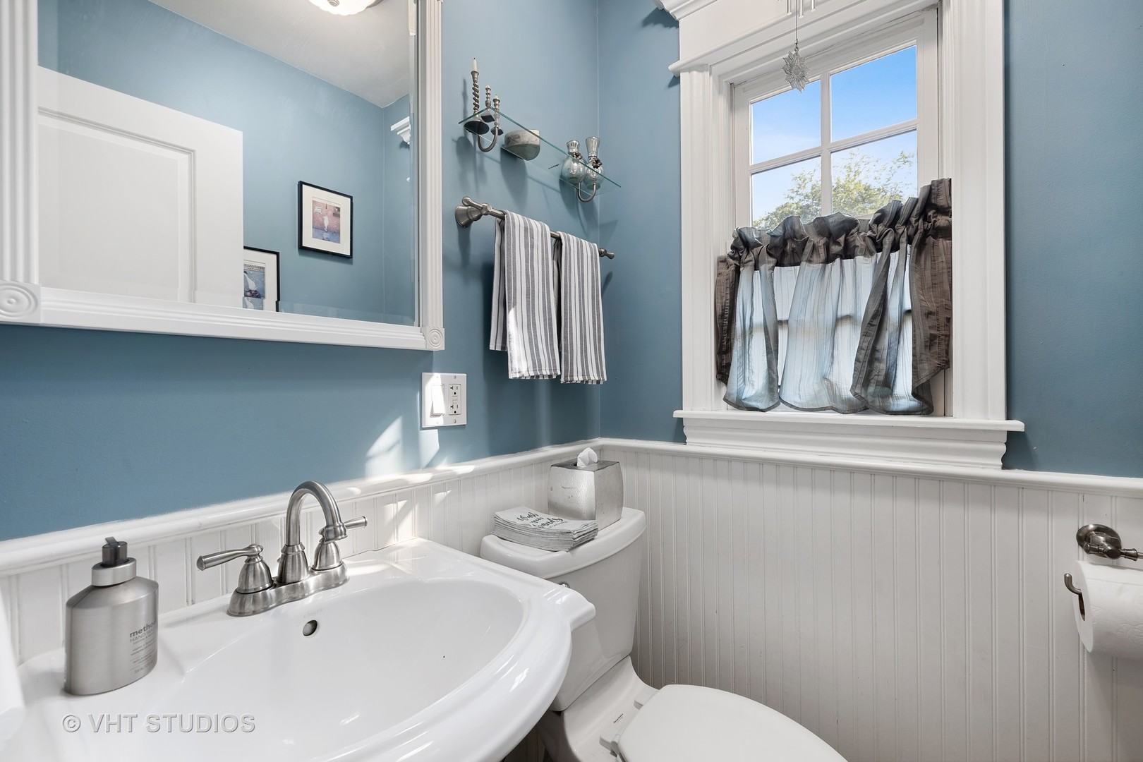 563 Selborne Road Riverside, IL 60546 - Photo 9 of 19