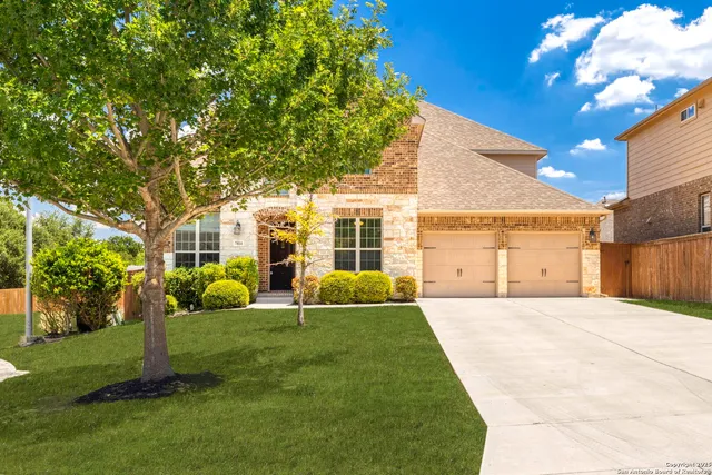 a view of a house with a backyard