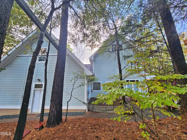 a picture of a wall with a rug