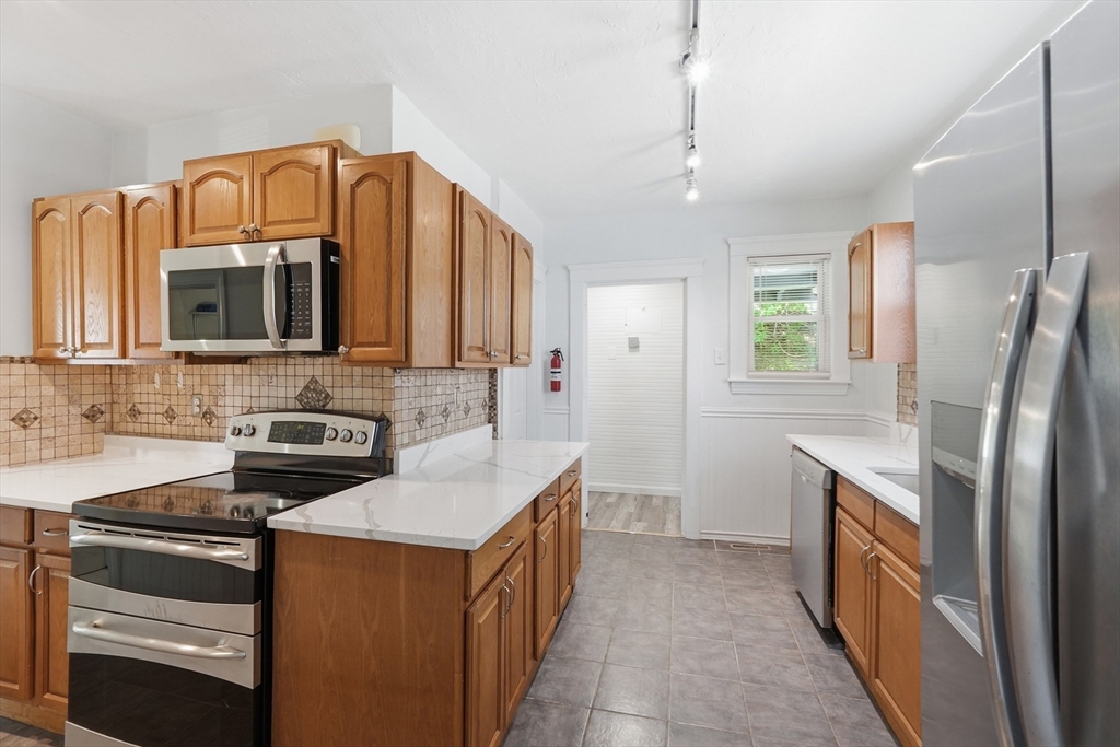 14 St Elmo Road Worcester, MA 01602 - Photo 9 of 39 Gallery Image 9