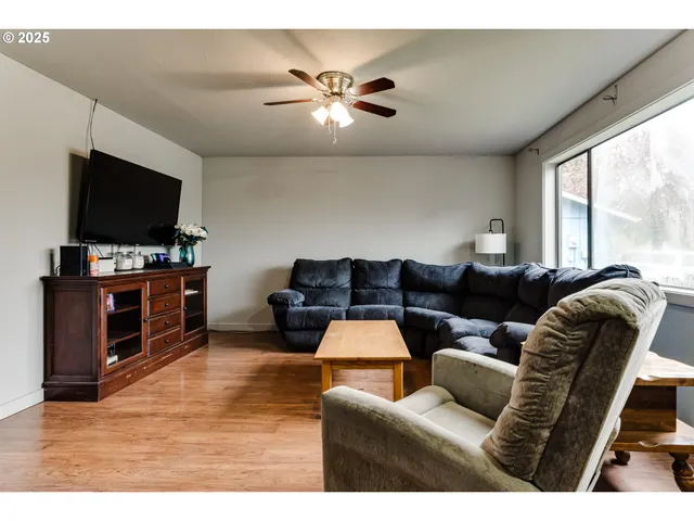 $429,000 | 460 Meadow Lane, Creswell, OR 97426