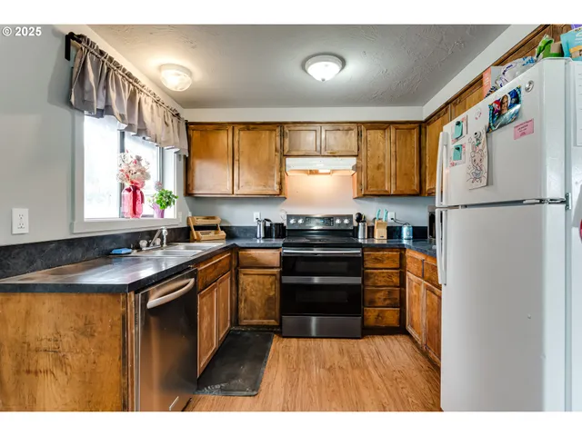 $429,000 | 460 Meadow Lane, Creswell, OR 97426