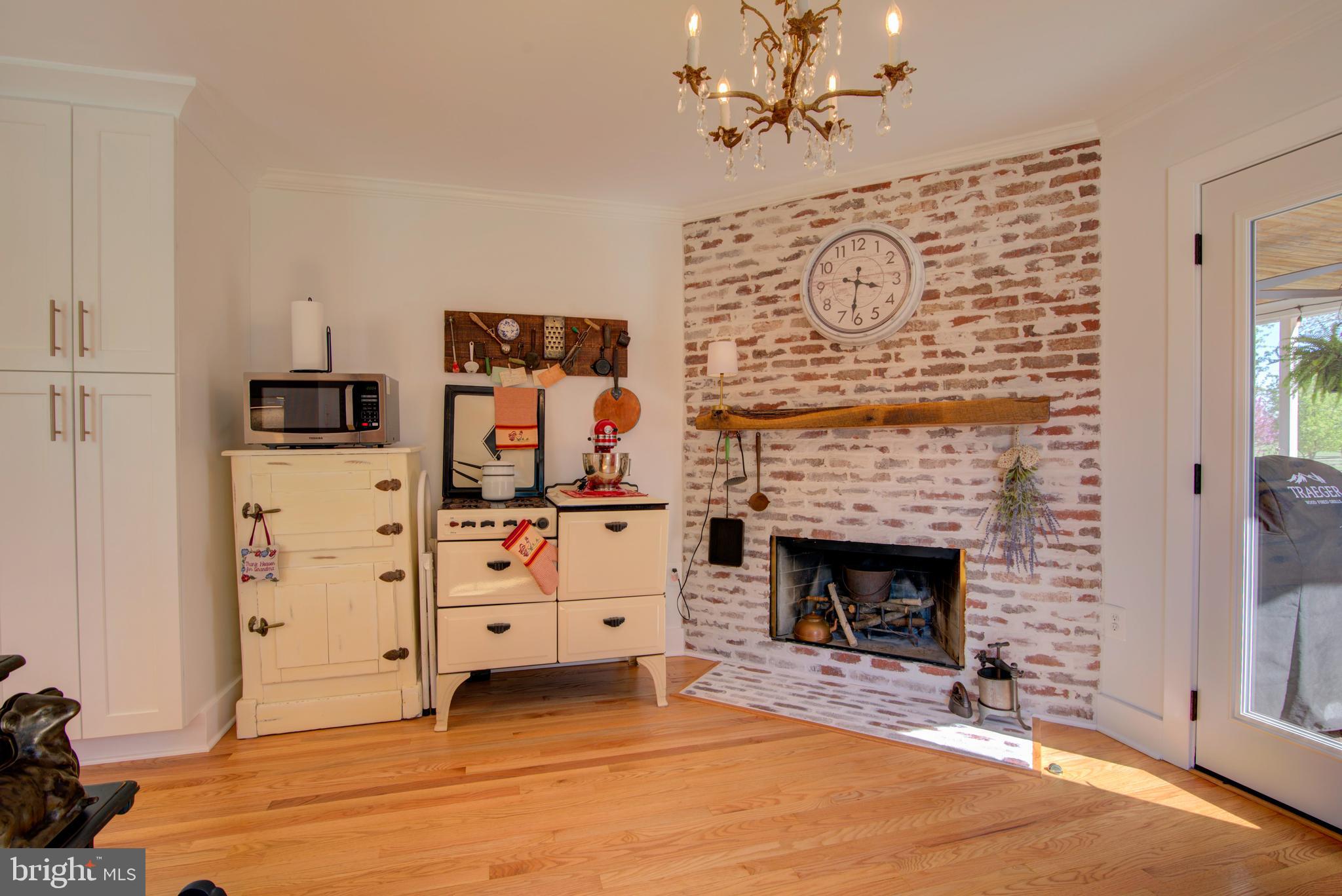 19411 Shelburne Glebe Road Leesburg, VA 20175 - Photo 15 of 58 Brick fireplace surround with German schmear