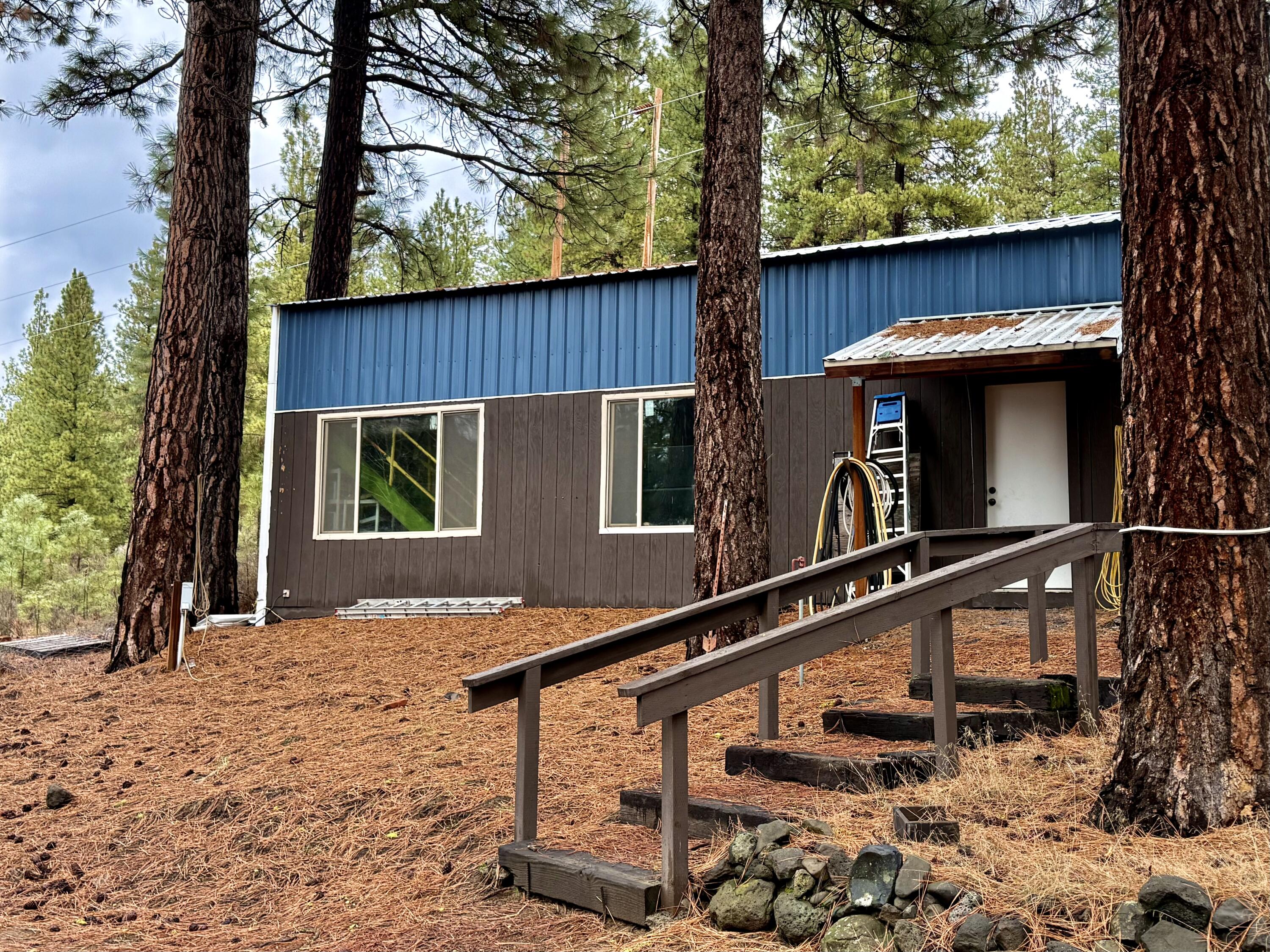 38965 Chiloquin Ridge Road Chiloquin, OR 97624 - Photo 19 of 59 a view of a house with backyard and wooden fence