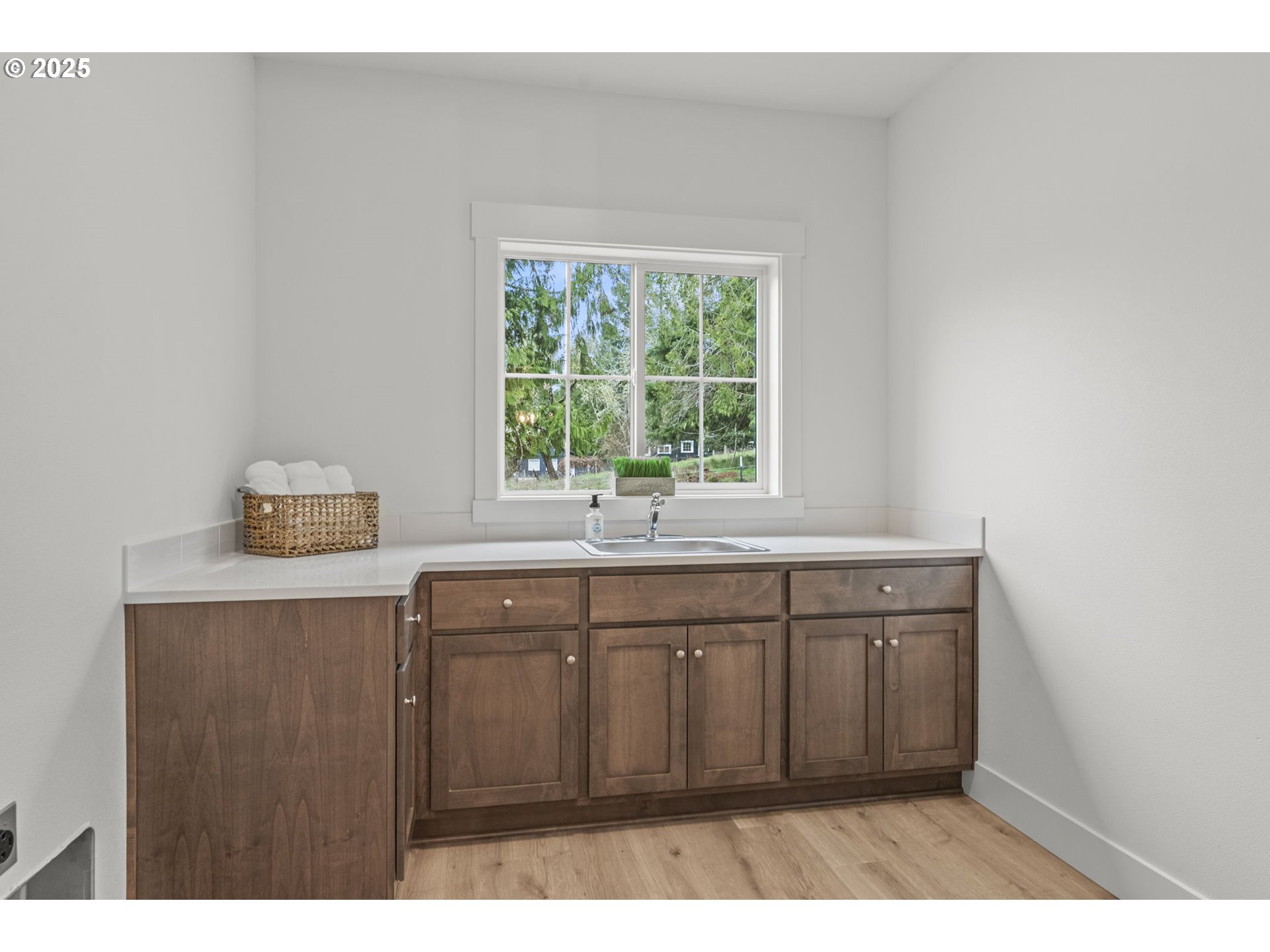 960 Paine Road Castle Rock, WA 98611 - Photo 13 of 32 a kitchen with a sink and a window
