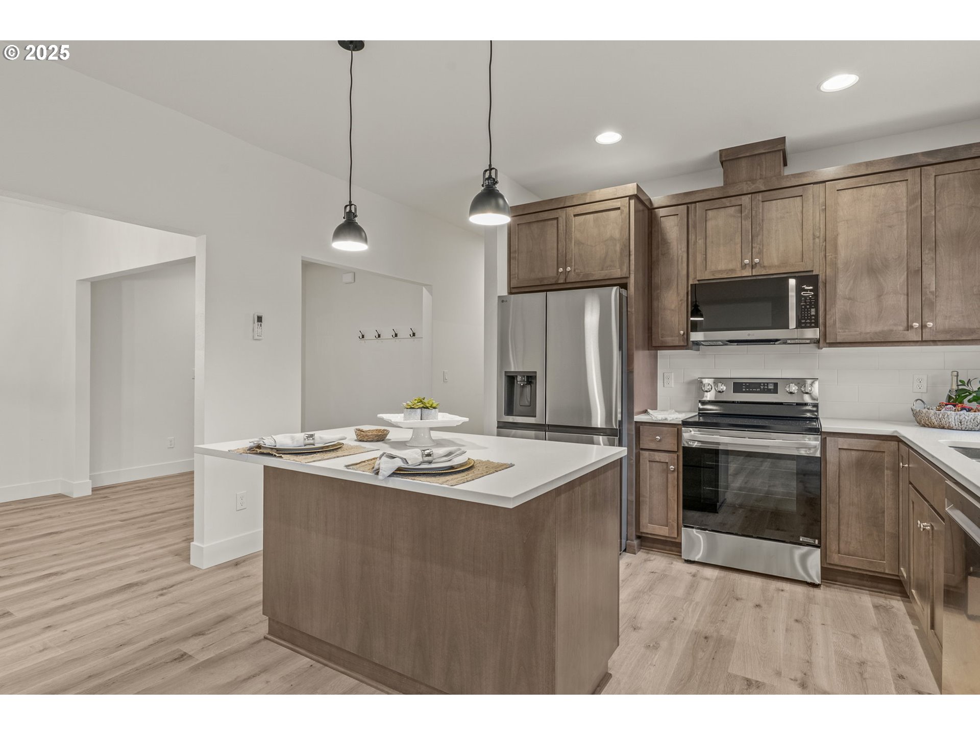 960 Paine Road Castle Rock, WA 98611 - Photo 17 of 32 a kitchen with kitchen island a sink stove and refrigerator