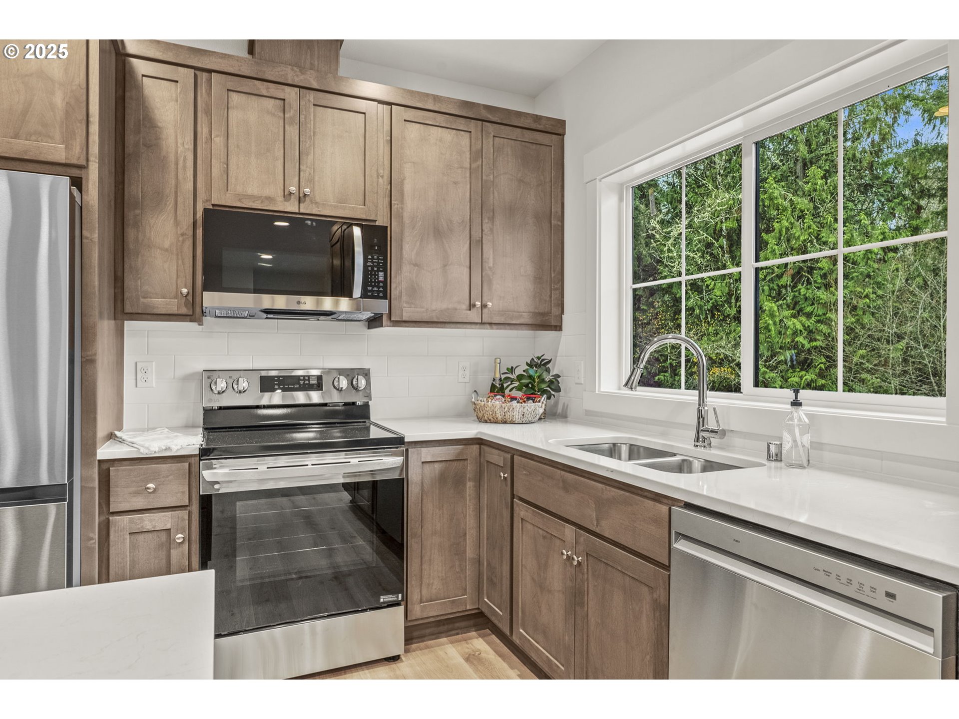 960 Paine Road Castle Rock, WA 98611 - Photo 18 of 32 a kitchen with a sink stove and microwave