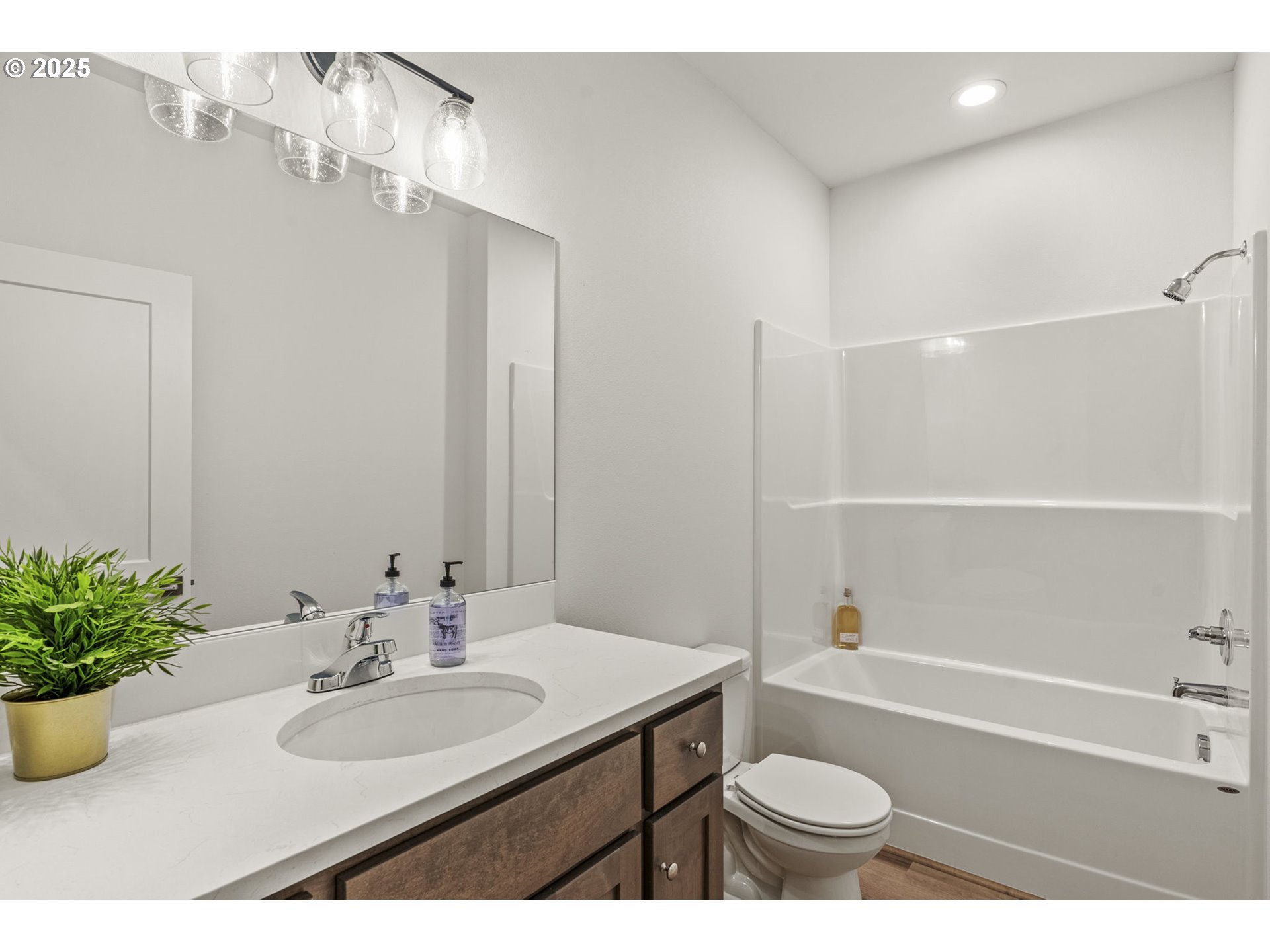 960 Paine Road Castle Rock, WA 98611 - Photo 22 of 32 a bathroom with a sink a toilet and shower